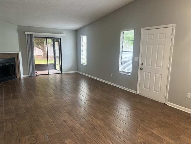 10101 Lake Oak Cir