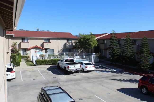 Broadway Townhouse Apartments