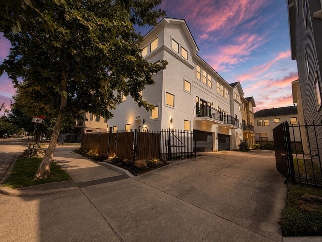Photo - 1608 Holman St