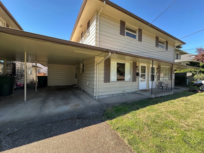 Building Photo - Nice 2 bedroom unit of a duplex near downt...