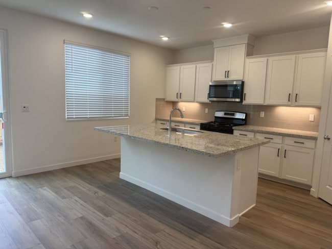 Photo - 1724 Eiffel St