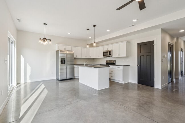 Photo - 602 Creekside Ln