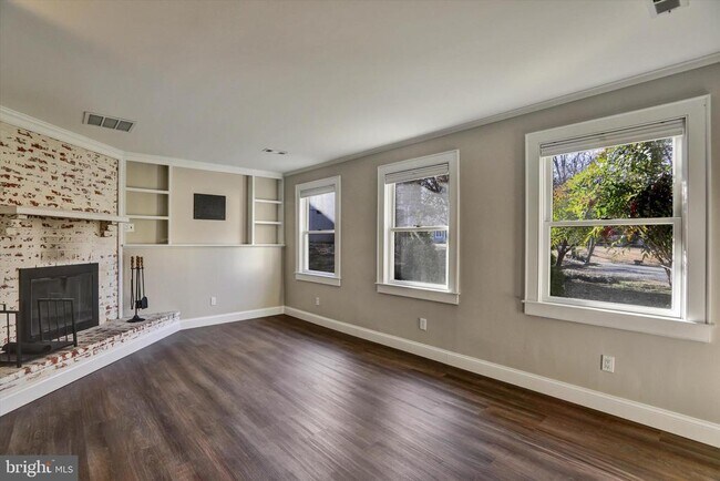 Photo - 722 Genessee St