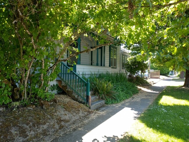 Building Photo - Historic John Rickard House Unit 1