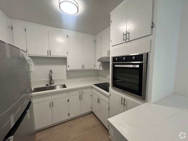 Building Photo - 10205 Pinewood Ave Rental