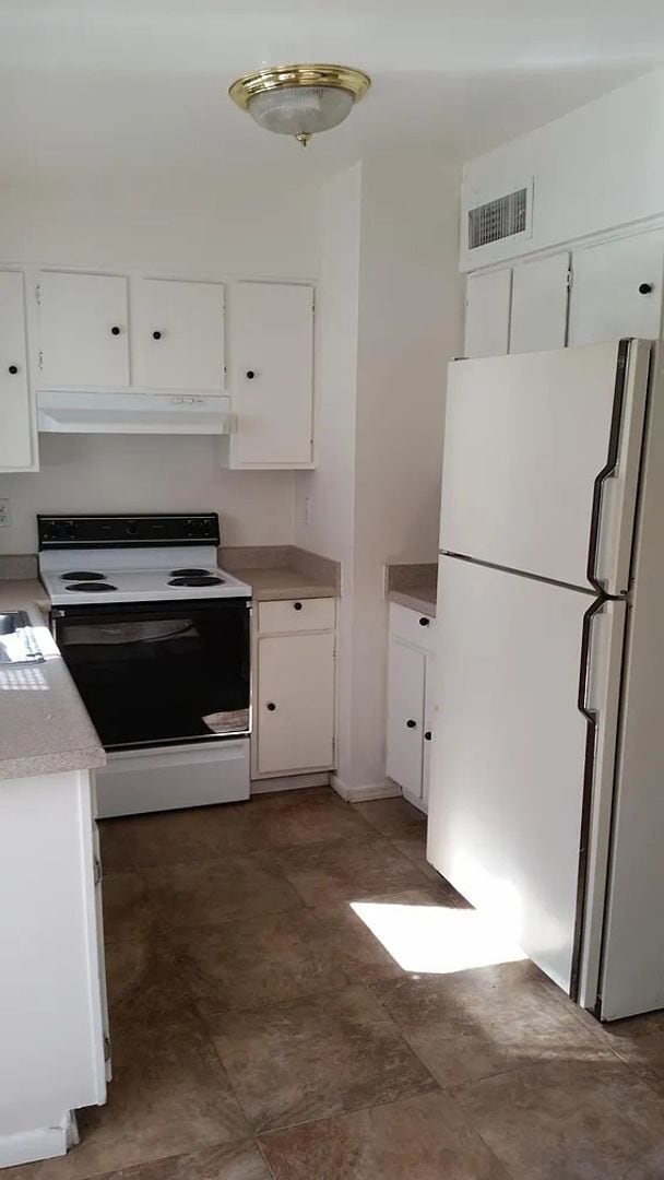 Photo - Centrally located 1 bedroom, 1 bath with bonus Den in a duplex, SW side of Swan & Grant.