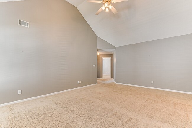 Photo - 490 Connemara Trail