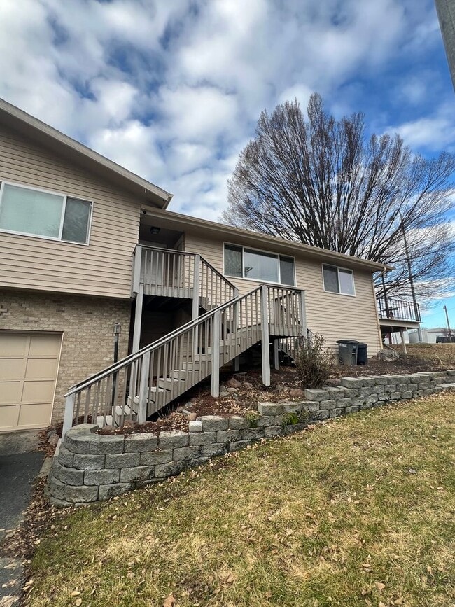 Building Photo - l502 Unit 1