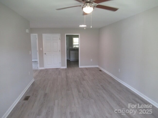 Building Photo - 1745 River Rd Rental