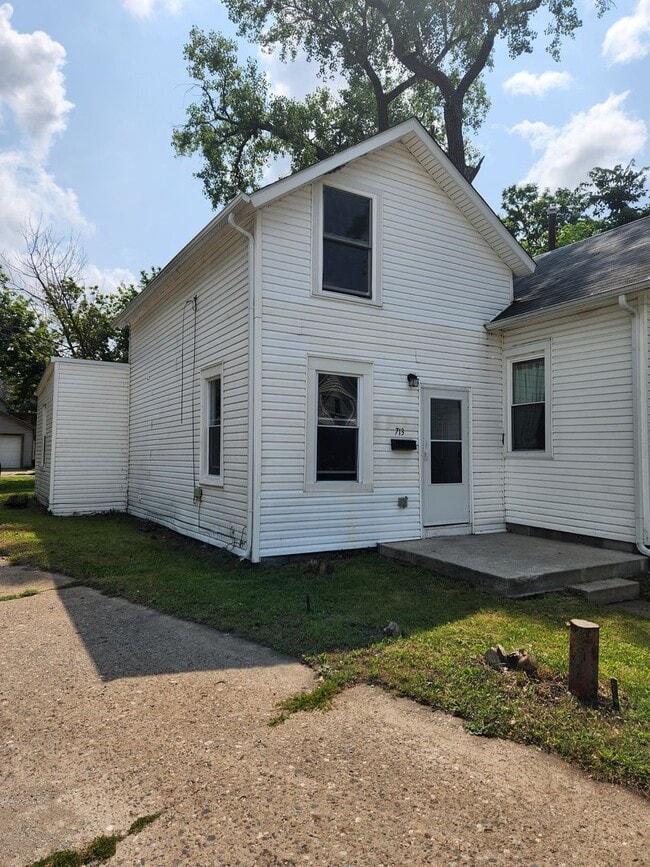 Building Photo - SW 713/715 14 1/2 St Unit 713