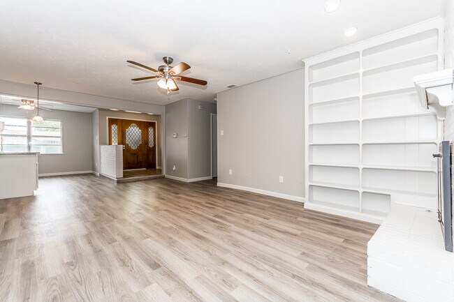 Photo - 2323 Luau St