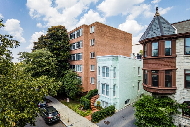 1BR, 1BA - 700SF