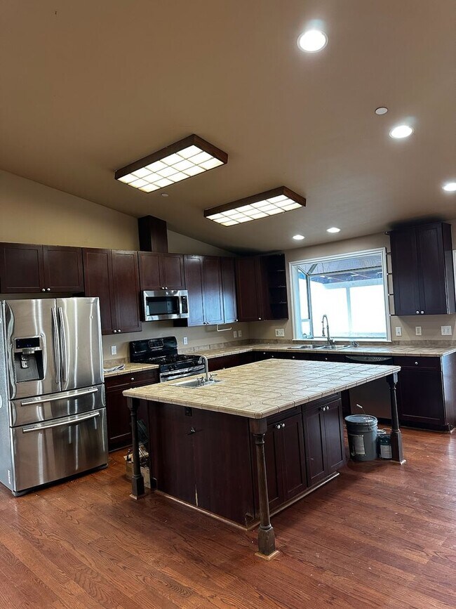 Photo - Awesome Home with Exceptional Views. MUST ...