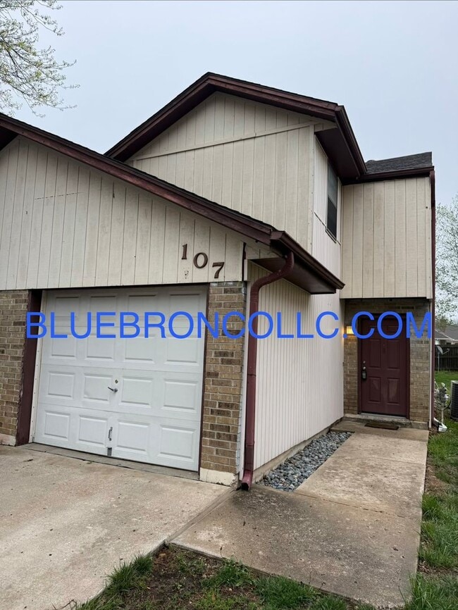 Building Photo - Spacious 3 bedroom townhome with attached 1 car garage