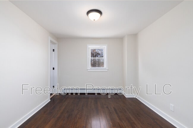 Photo - 28 Aircraft Rd Unit C