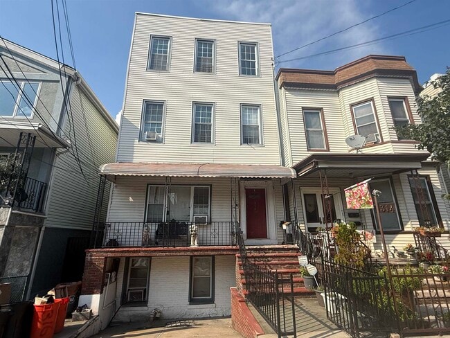 Building Photo - 316 26th St Unit 3