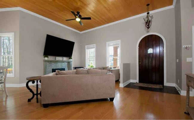 Photo - 233 Saintsbury Pl