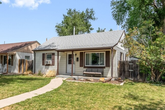 Building Photo - 3BD, 1BA Edgewater Home with Lard Back Yard and 2-Car Garage