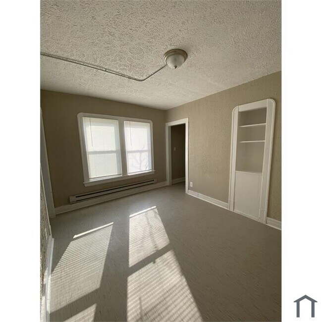 Photo - SECTION 8 & EDEN WELCOME!  BRIGHT, AIRY, AND CLEAN WITH ON-SITE MAINTENANCE! Unidad 40