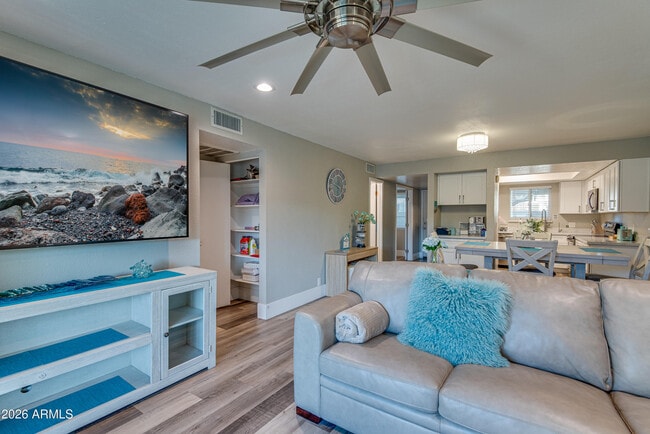 Building Photo - 4150 E Cactus Rd Unit 108