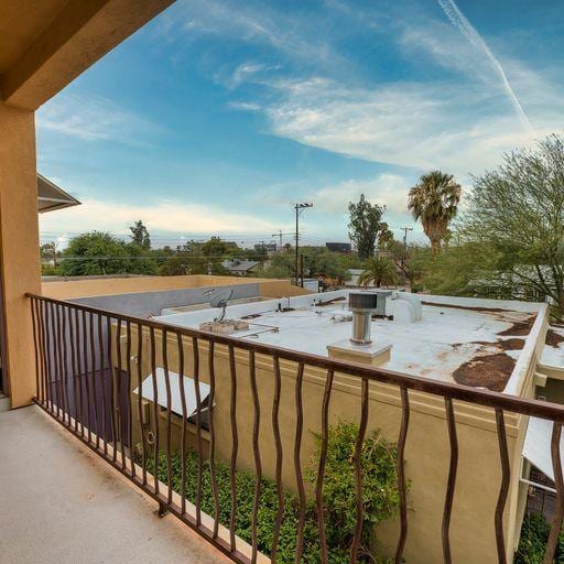 Photo - 2010 E 1st St