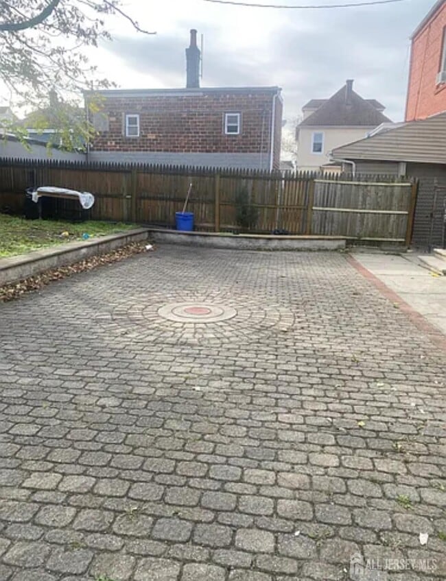 Photo - 98 Catalpa Ave Unidad 2