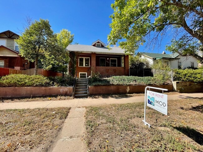 Building Photo - $0 DEPOSIT OPTION, NEW PAINT, TRADITIONAL BRICK HOME, WALKING DISTANCE TO DU!! LARGE BACKYARD, DE...