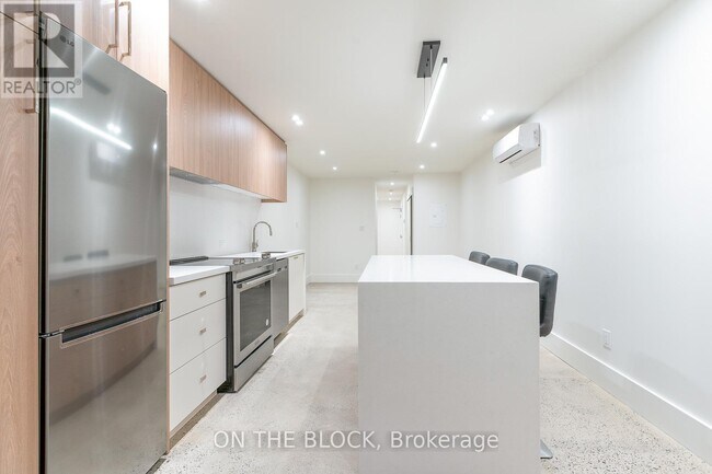 Photo - 1041 College St