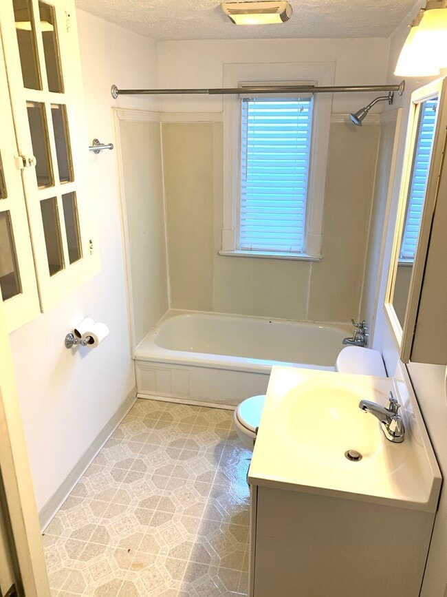 2 Bedroom 1 Bath Duplex with Great Yard! ... - 2 Bedroom 1 Bath Duplex with Great Yard!  ... House