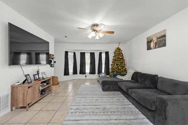 Photo - 400 Brown Pl