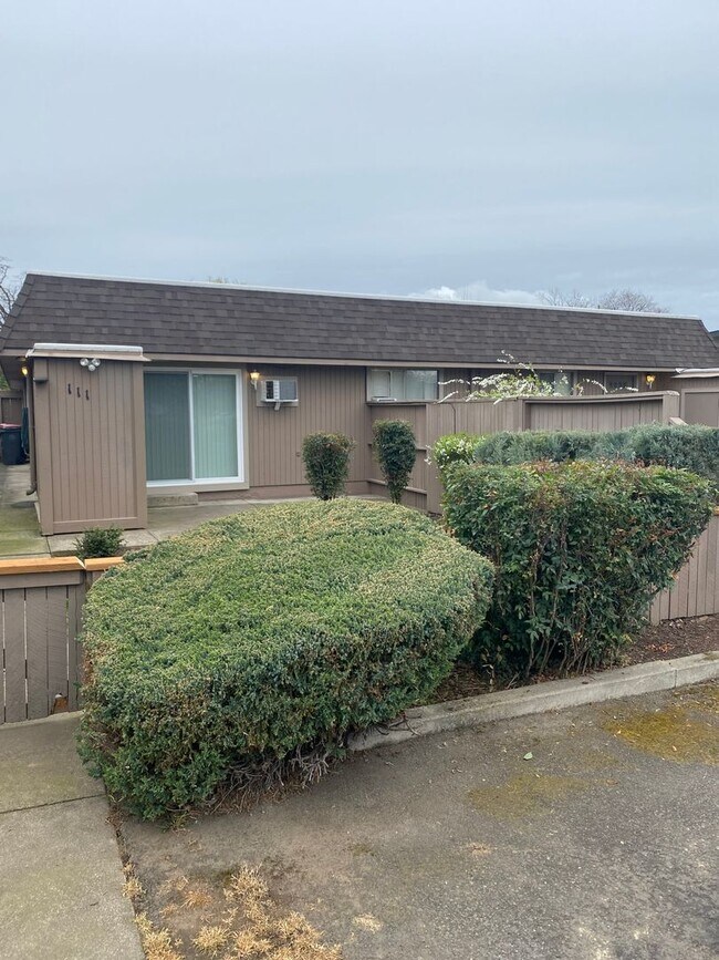 One Bedroom Apartment! Close to it All!!! House Rental in Medford, OR