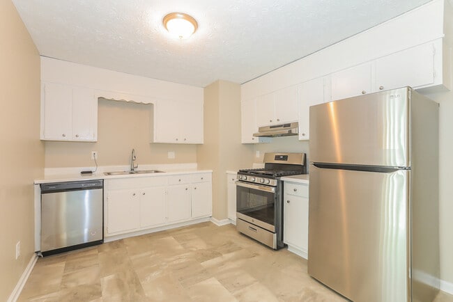 Photo - 570 Lakeridge Cir SE