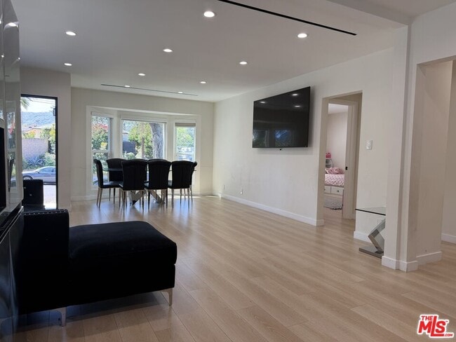 Photo - 8561 Kyle St