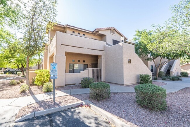Spacious 2 Bed / 2 Bath Condo in Prime Cha... - Spacious 2 Bed / 2 Bath Condo in Prime Cha...