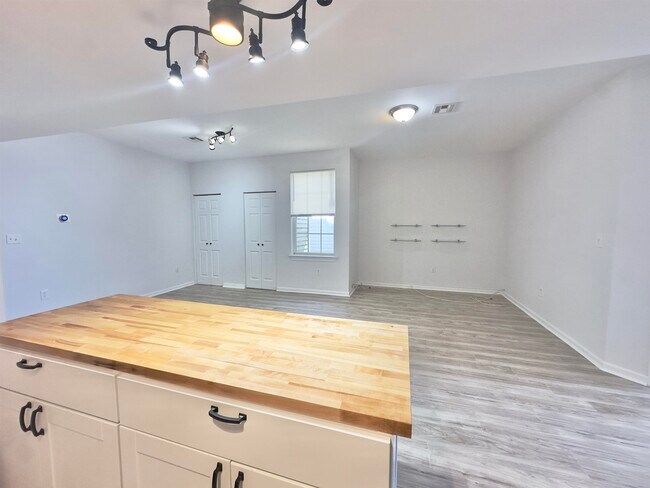 Photo - 197 Van Horne St Unidad 2