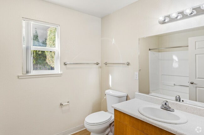 3BR, 1BA - 1,004SF - Bathroom