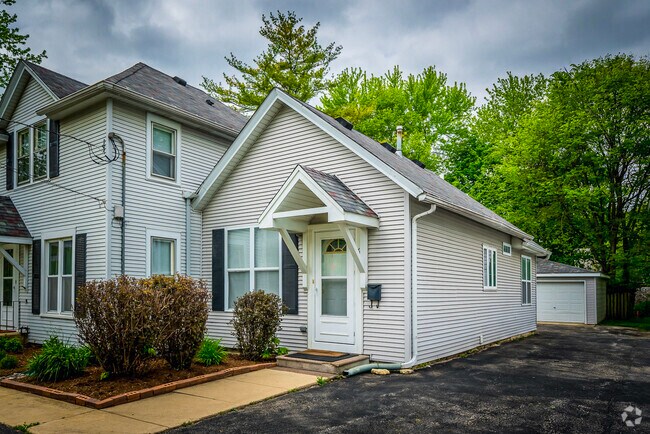 Building Photo - 611 E Wilson St Rental