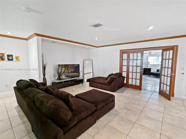 Photo - 6140 Pine Tree Dr