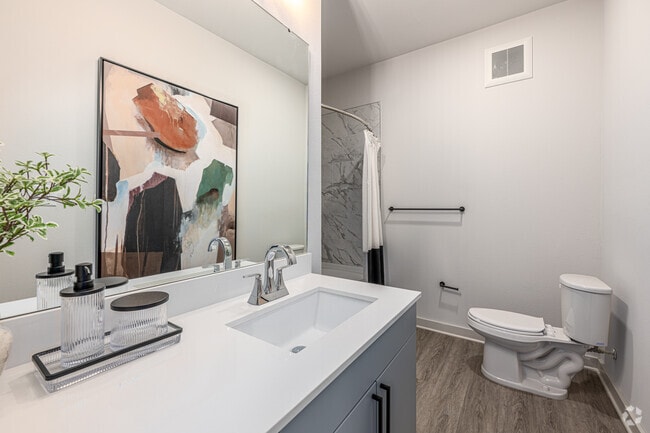 2BR, 2BA - 1,086SF - Second Bathroom