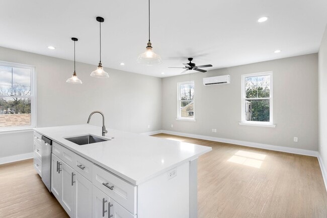 Photo - 2028 Arbutus Ave