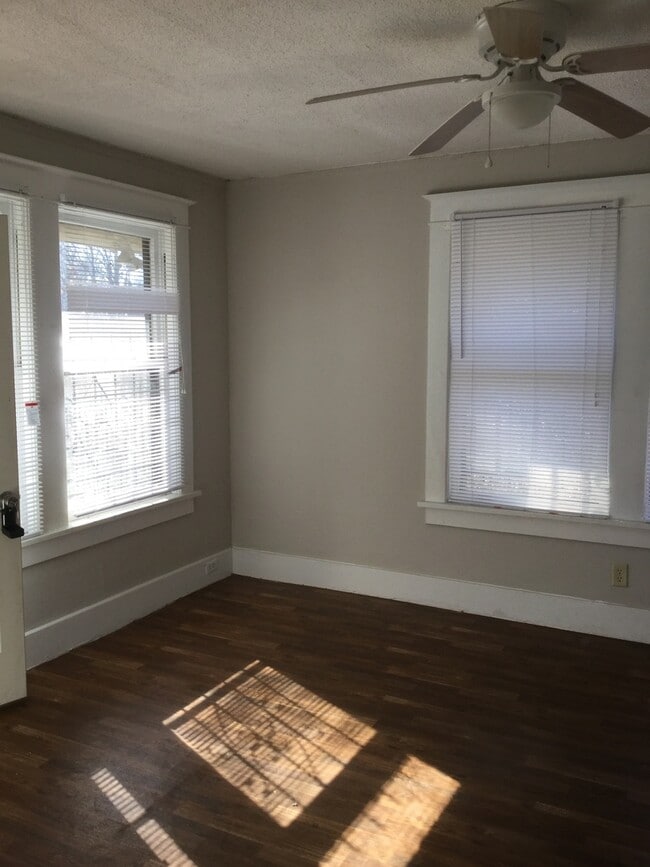 Photo - 1 Bedroom, 1 Bathroom Near UOM and Echles St