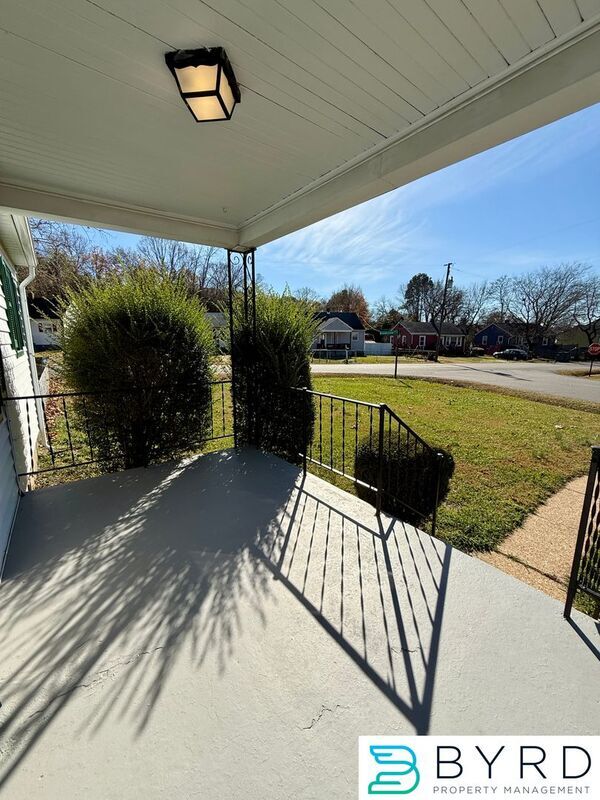 Photo - 5305 Lochaven Ave