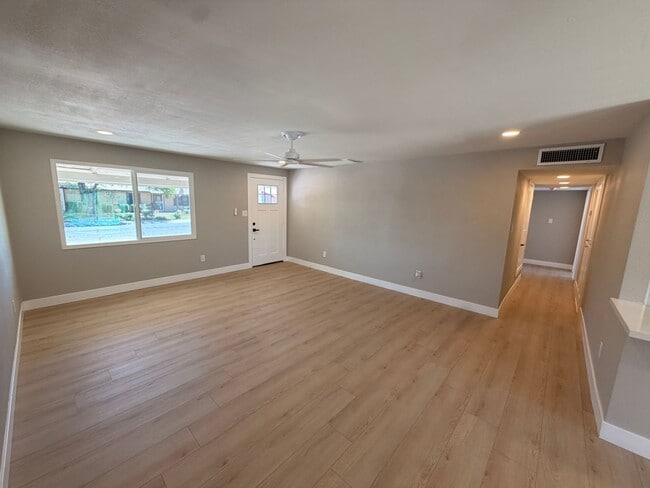 Photo - Stunning 3 bed / 2 bath remodeled Home in Phoenix with No HOA