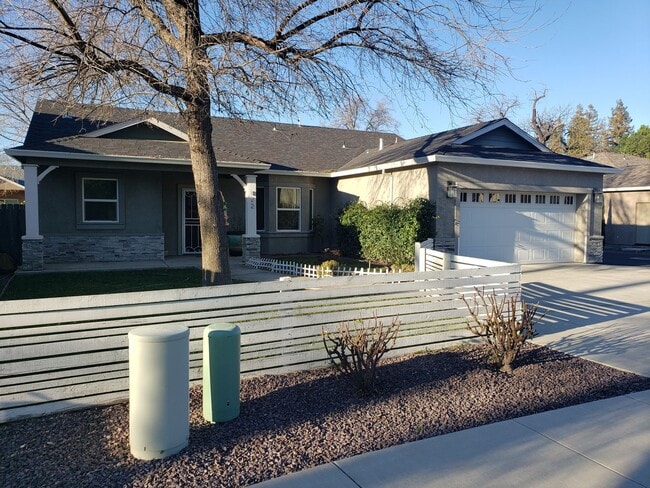 Photo - 822 W 11th Ave