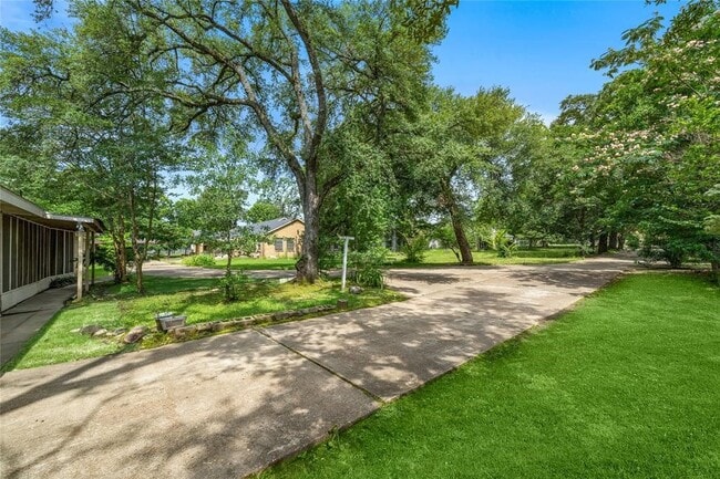 Photo - 202 Avenue J