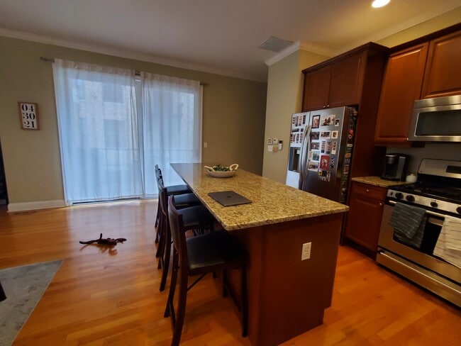 Kitchen - 2531 W Moffat St Unit 1