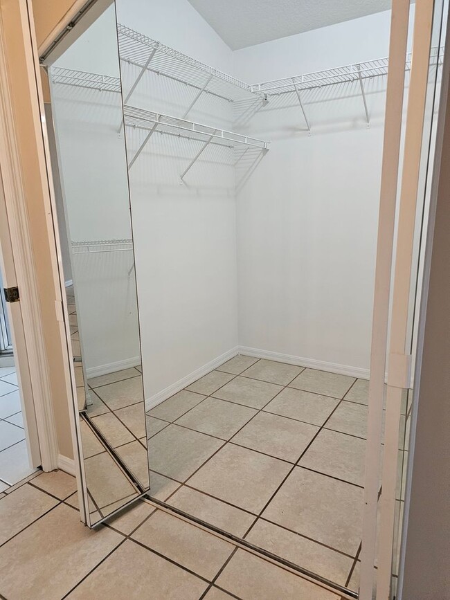 Photo - 627 25th Dr E