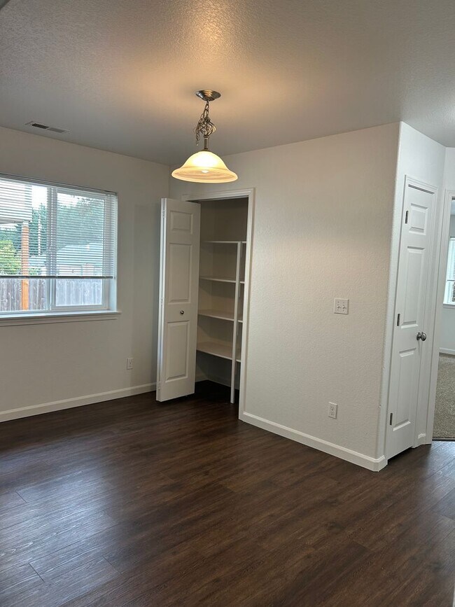 Photo - (870) College Street Duplex - 3 Bedroom / ... Unit 506