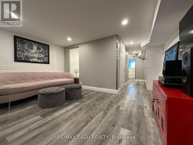 Photo - 725 Palmerston Ave