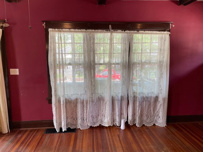 Ventanas de la sala de estar - 2815 E Vermont St